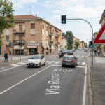 Il segnale mostrato è posizionato a non più di 25 metri dall’incrocio