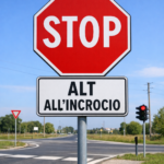 Il segnale mostrato impone l’obbligo di fermarsi all’incrocio.