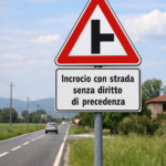 Il segnale mostrato indica un incrocio con una strada senza diritto di precedenza.