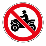 Il segnale mostrato vieta il transito dei quadricicli a motore.