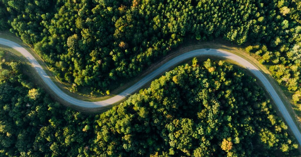 Microcar viaggio fuori città su strada extraurbana